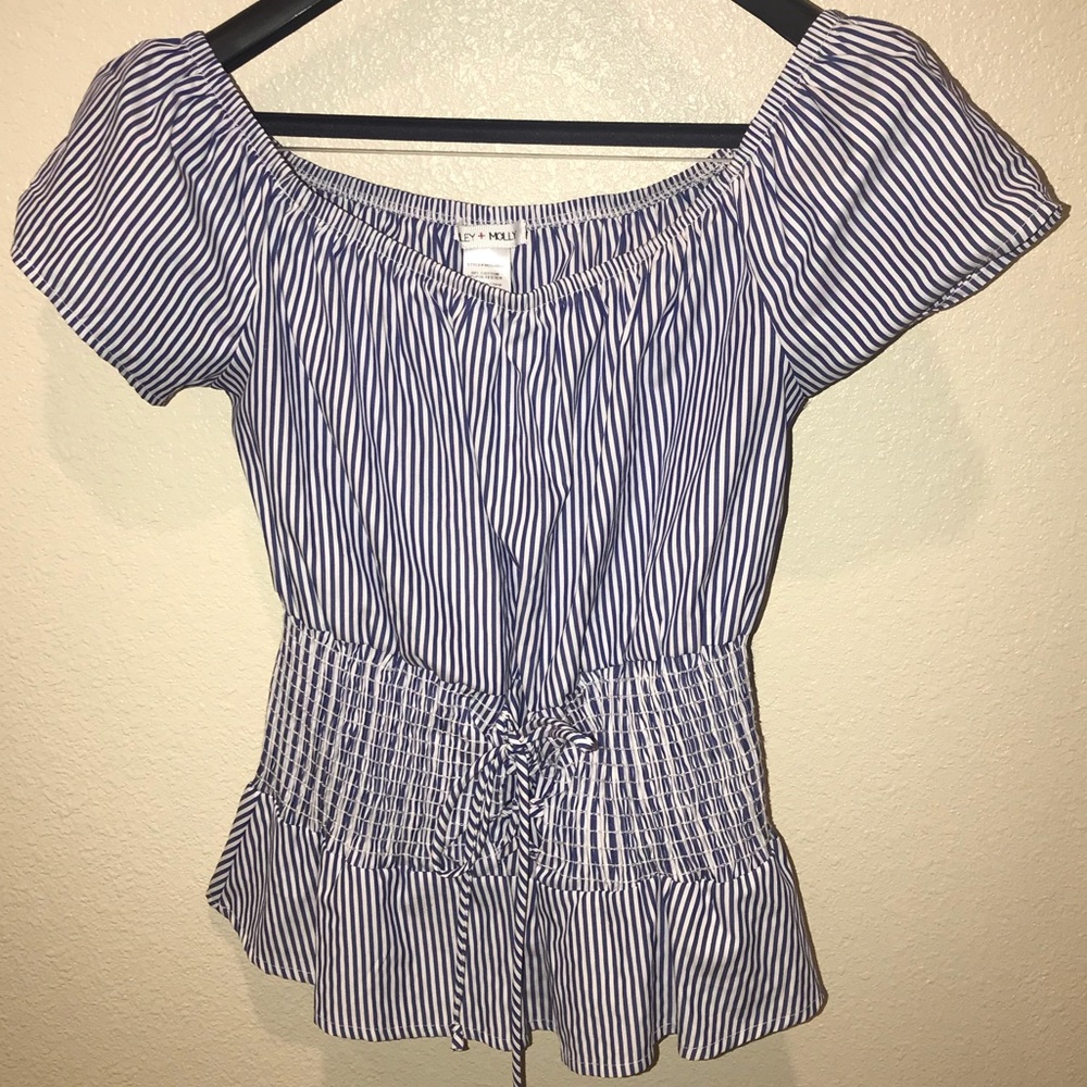 ⚪️🔹White & Blue Striped Shirt 🔹⚪️